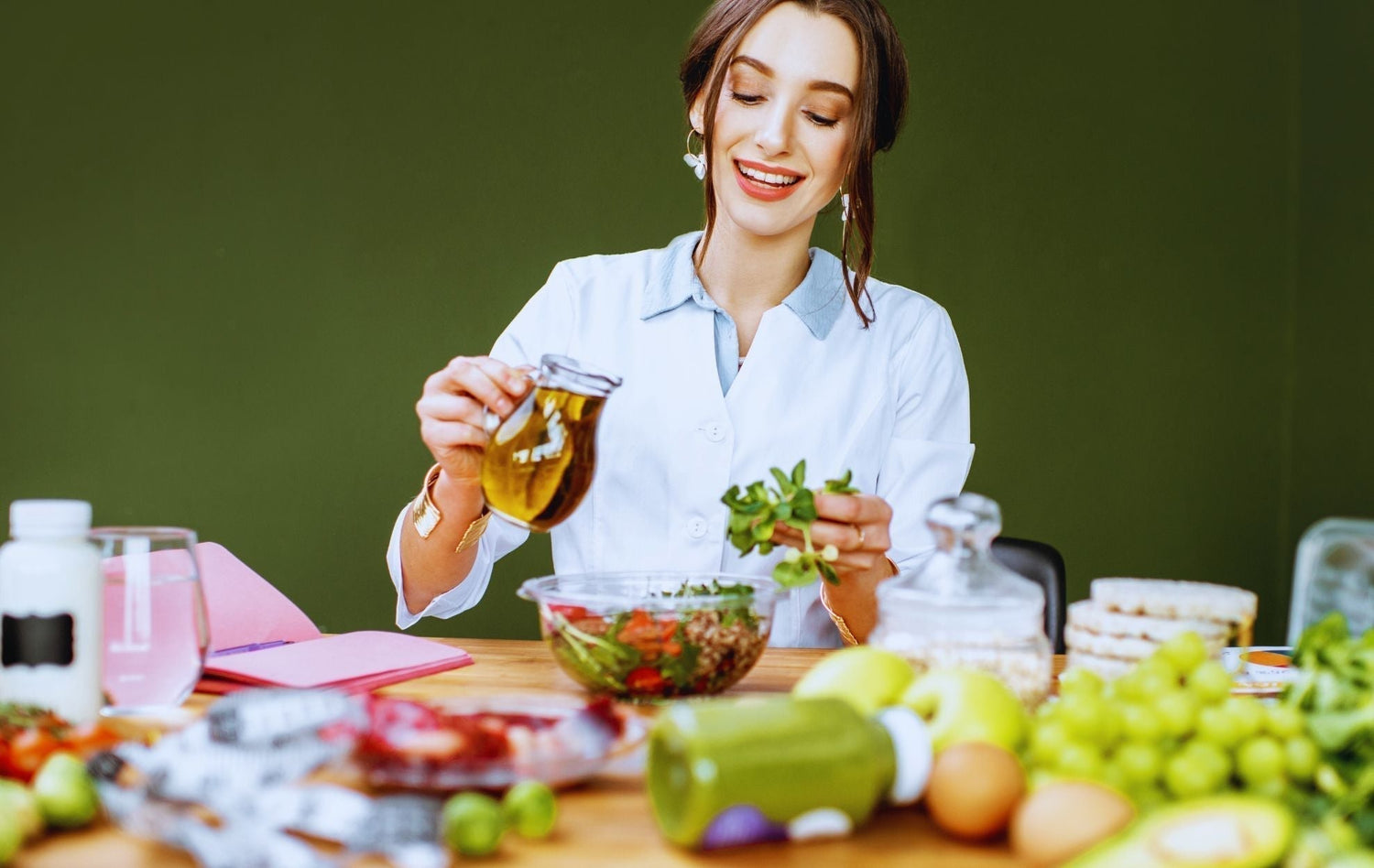 How to Build a Clean 15 Superfood Salad for Everyday Detox